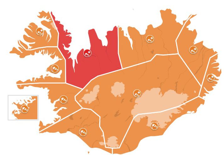 Rauð viðvörun tekur gildi á Norðurlandi vestra og Ströndum klukkan 17 á morgun. Appelsínugular viðvaranir verða í gildi annars staðar á landinu.