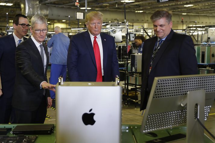 Tim Cook sýnir Donald Trump verksmiðjuna.