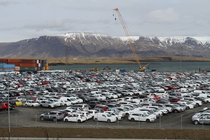 Innflutningur neysluvara hefur aukist mikið að undanförnu og þannig jókst innflutningur á nýjum bílum til einkanota um 40 prósent fyrstu tíu mánuði síðasta árs. Þá jókst innflutningur á heimilistækjum um 23 prósent. 