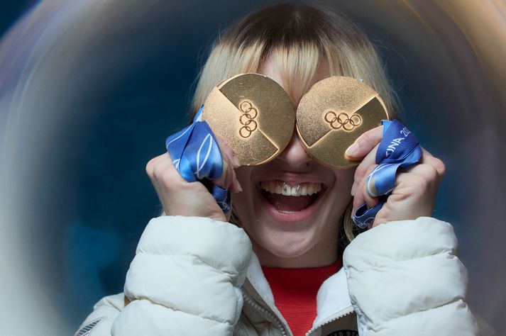 Alysa Liu með bæði gullverðlaunin sem hún vann Vetrarólympíuleikunum í Mílanó og Cortina.