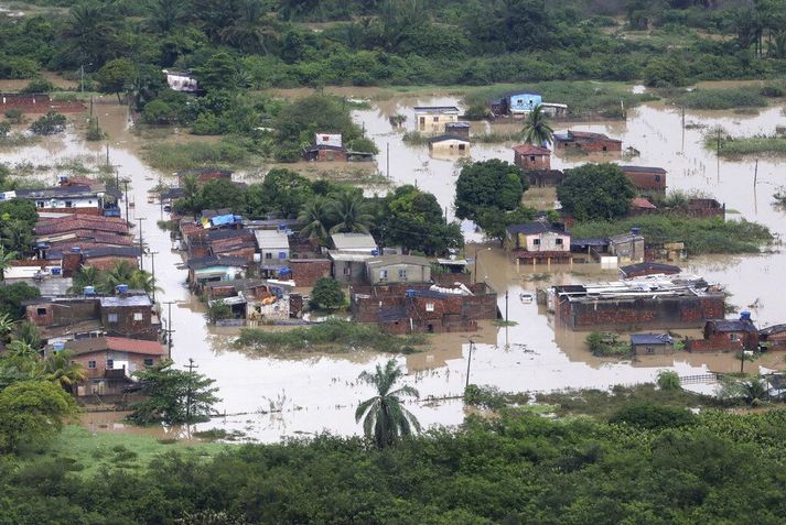 Loftmynd yfir borginni Recife í Pernambuco-fylki í Brazilíu þar sem minnst hundrað manns hafa látist í flóðum.