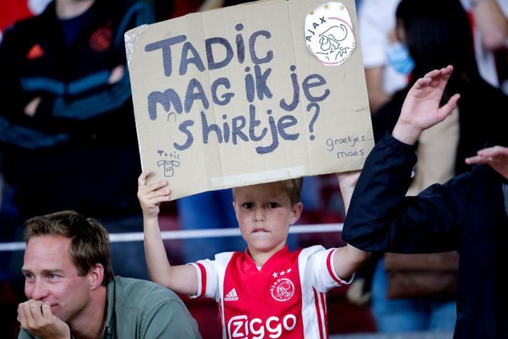 Ungur stuðningsmaður Ajax biður um treyju Dusan Tadic á Johan Cruijff Arena. Slíkt er hér eftir bannað.