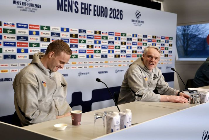 Ómar Ingi Magnússon og Snorri Steinn Guðjónsson voru léttir í bragði þó að spennan sé mikil fyrir morgundeginum.