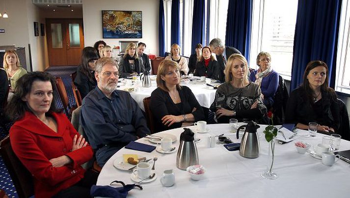 Salvör Nordal, íklædd rauðum jakka, segir hættulegt að beita fyrir sig þröngri lagahyggju. Fremur verði að beita fyrir sig anda laganna.