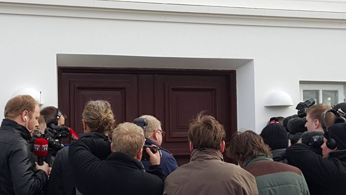 Erlendir fjölmiðlar fjölmenntu á Bessastaði til þess að fylgjast með fundi forsætisráðherra og forseta Íslands.