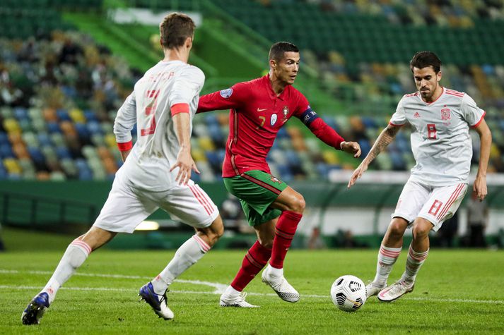 Cristiano Ronaldo á ferðinni í vináttulandsleik Portúgals og Spánar í gær.