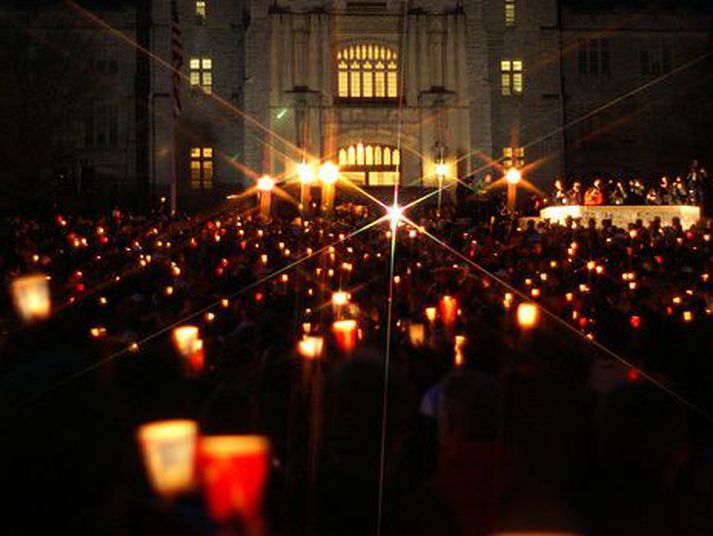 Nemendur minnast fórnarlamba skotárásarinnar í Virginia Tech.