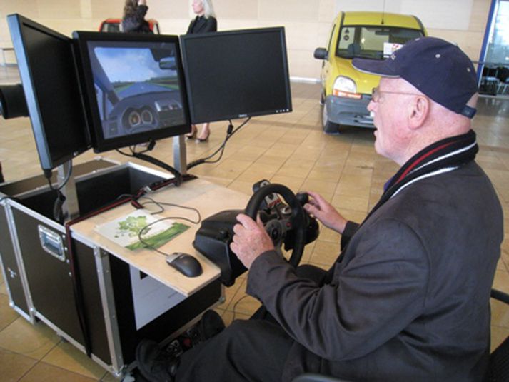 Ómar Ragnarsson opnaði sýninguna í dag.