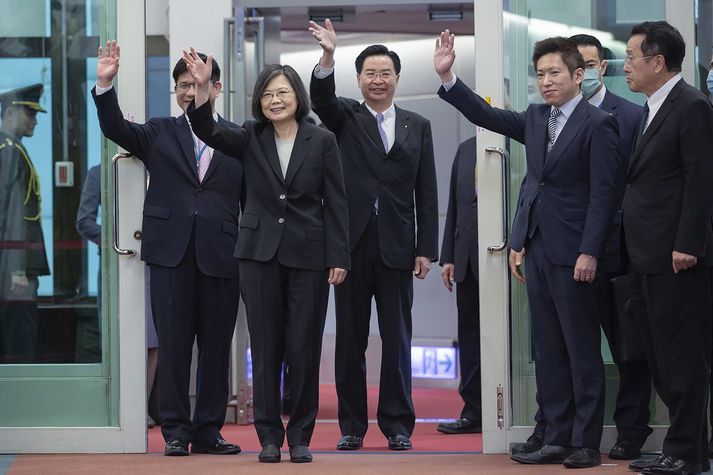 Tsai Ing-wen, forseti, er hér fyrir miðju. Vinstra megin við hana er Lin Chia-lung, starfsmannastjóri hennar, og hægra megin við hana er Joseph Wu, utanríkisráðherra.