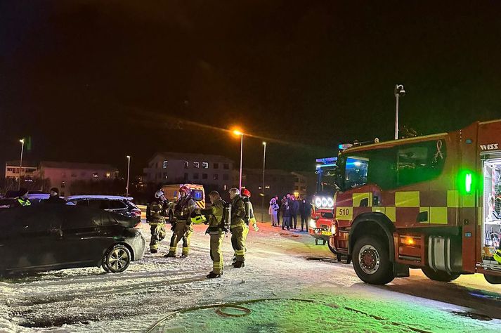 Myndin er tekin í nótt þegar slökkvilið var við vinnu á vettvangi. 