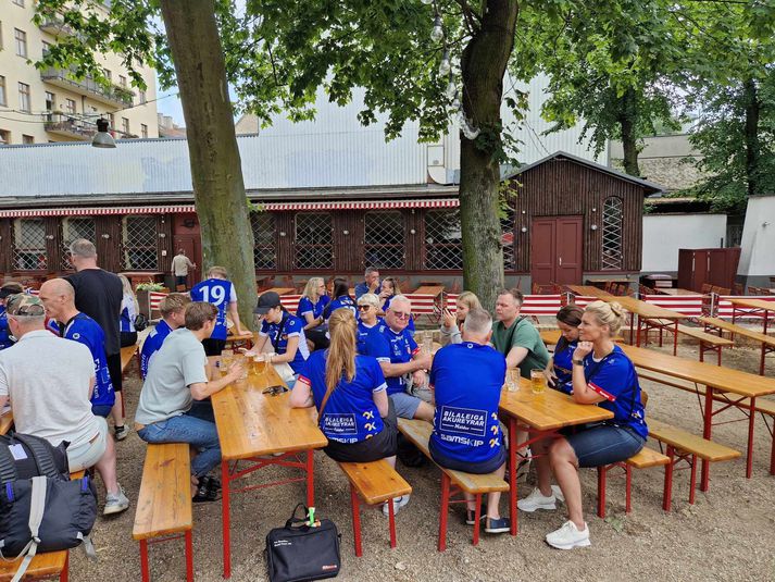 Góður hópur Íslendinga kom saman í bjórgarði rétt hjá Max Schmeling höllinni í Berlín.