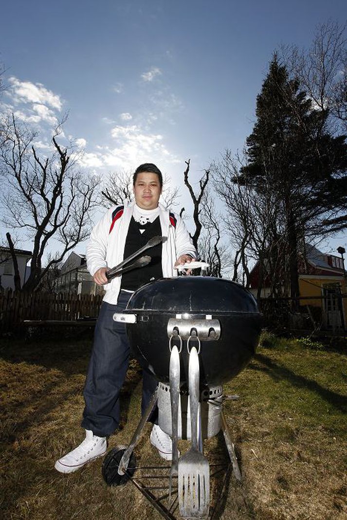 Guðlaugur P. Frímannson, kokkur og einn af eigendum Grillmarkaðarins, segir matinn bragðast mun betur sé hann eldaður á kolagrilli.