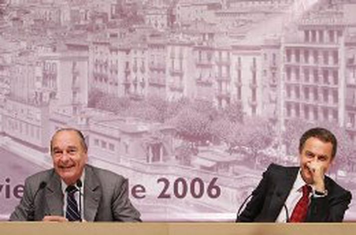 Chirac Frakklandsforseti (t.v.) og Zapatero, forsætisráðherra Spánar (t.h.) ræða málin í dag.