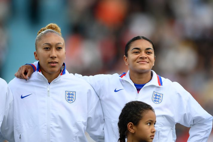 Jess Carter (til hægri) hafði miklar áhyggjur fyrir hönd Lauren James ef hún ein hefði klikkað í vítaspyrnukeppni Englands og Svíþjóðar á EM.