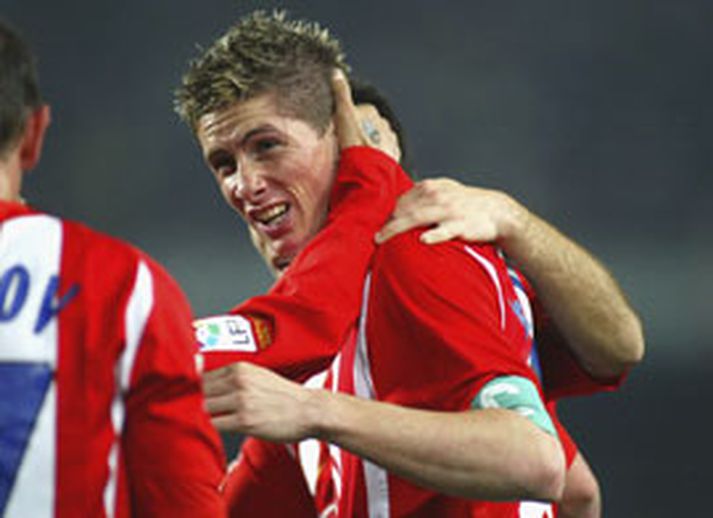 Torres er hér fagnað af félögum sínum í kvöld.