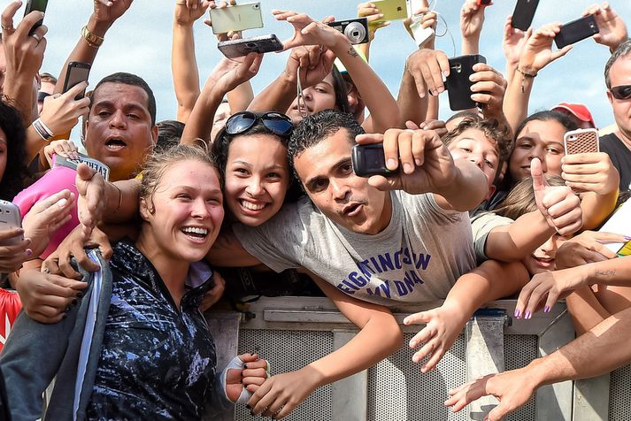 Ronda Rousey tekur myndir með brasilískum stuðningsmönnum.