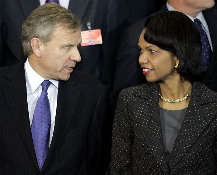 Rice og de Hoop Scheffer. Bandaríski utanríkisráðherrann lauk Evrópuheimsókninni á fundi með starfssystkinum bandamanna Bandaríkjanna í NATO og ESB. Hér ræðir hún við Jaap de Hoop Scheffer, framkvæmdastjóra NATO, í Brussel í gær.