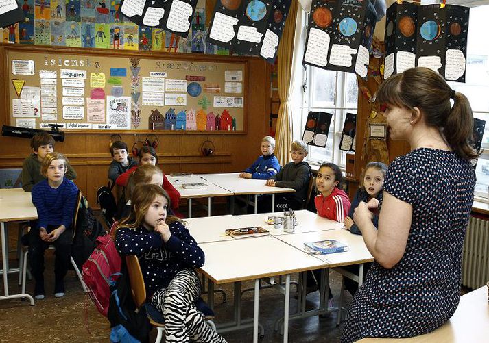 Sóley ræðir við börn í Laugarnesskóla. Markmiðið er að fræða ungviðið um réttindi fólks og hversu miklu jafnréttisbaráttan hefur áorkað.