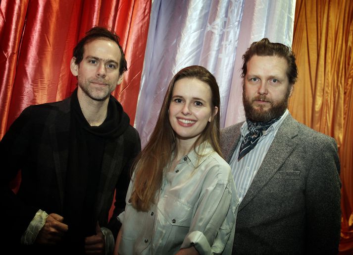 Bryce Dessner, Margrét Bjarnadóttir og Ragnar Kjartansson á Markaðnum í anddyri Borgarleikhússins. 