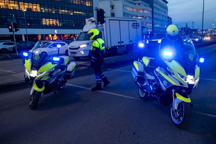 Hluta Suðurlandsbrautarnnar var lokað vegna slyssins í gær.