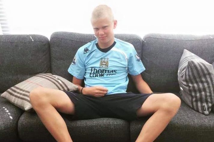 Erling Braut Haaland, endurskapaði þessa mynd úr æsku, er hann var formlega kynntur sem nýr leikmaður Manchester City í dag.