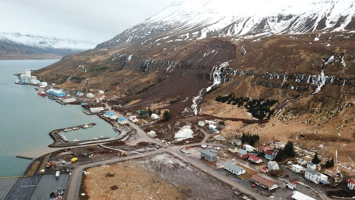 Stóra skriðan á Seyðisfirði sem féll þann 18. desember, fyrir miðri mynd sem tekin var í morgun.