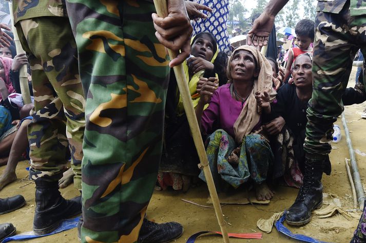 Rohingjar í Bangladess bíða eftir matargjöf.