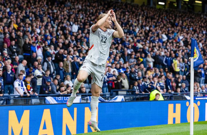 Andri Lucas Guðjohnsen fagnar hér frábæru marki sínu í kvöld.