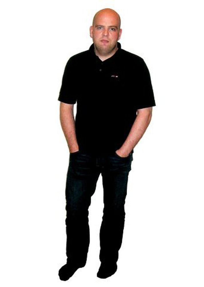 Björgvin Jóhann Hreiðarsson "Það er dálítið hallærislegt að fara úr hljómsveit til að vera með fjölskyldunni og velja sér svo starf sem kokkur því þá er ég að vinna þegar aðrir eru í fríi. Þegar ég er búinn að læra hef ég vonandi meiri tíma til að sinna því sem mér er kærast," segir Björgvin sem er kokkanemi á Hótel Geysi.