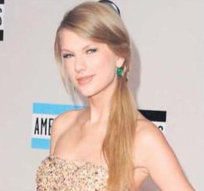 Taylor Swift skilur ekki ástina en hún hætti nýverið með hinum 18 ára Conor Kennedy.