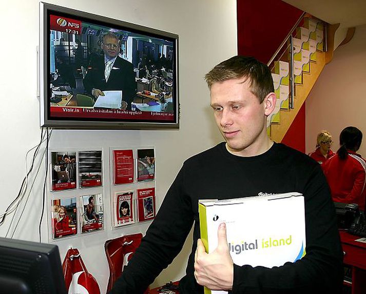 Myndlykill afhentur. Bergsveinn Snorrason, rekstrarstjóri Og Vodafone á Akureyri, afhendir óþreyjufullum viðskiptavini nýjan myndlykil.