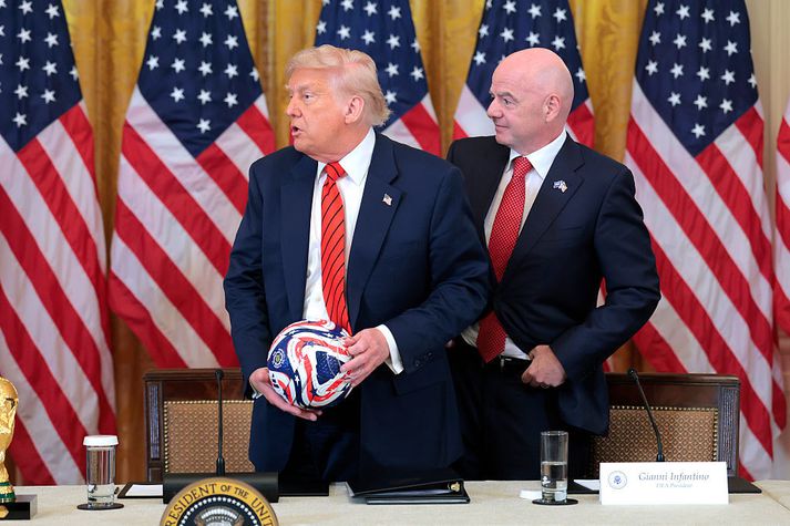 Donald Trump og Gianni Infantino fóru yfir málin á fundi verkefnastjórnar bandarísku ríkisstjórnarinnar vegna HM í fótbolta 2026.