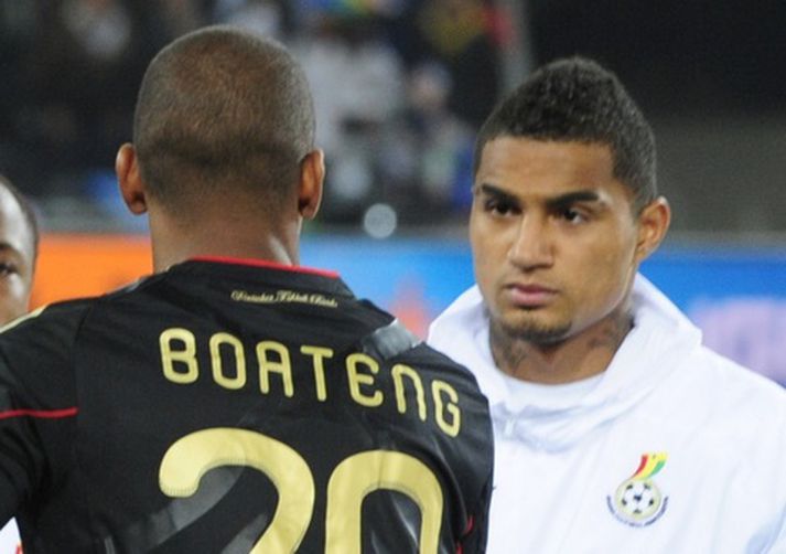 Boateng-bræðurnir heilsast fyrir leikinn í kvöld.