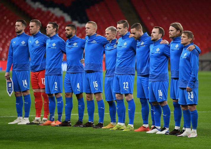 Byrjunarlið Íslands á Wembley í gær hlustar á íslenska þjóðsönginn fyrir leikinn.