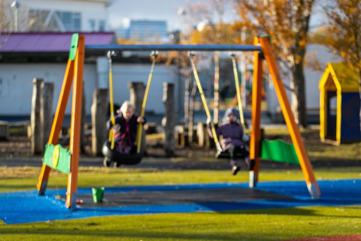 Maðurinn reyndist starfsmaður EFLU og staddur á leiksvæðinu við öryggisúttekt á búnaði og lóð.