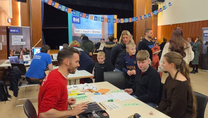 Fjölmargir gestir mættu í félagsheimilið til að kynna sér starf vísinda fólksins úr Háskóla Íslands.