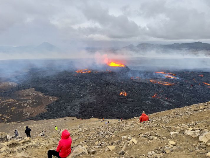 Eldgos heldur áfram við Litla-Hrút en nokkuð hefur dregið úr hraunflæði að undanförnu.