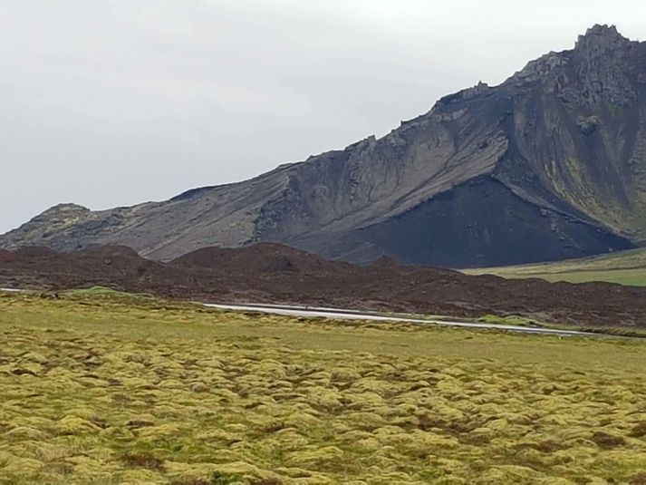 Skriðan er há enda féll heil öxl úr fjallinu, að sögn Erlu Daggar.