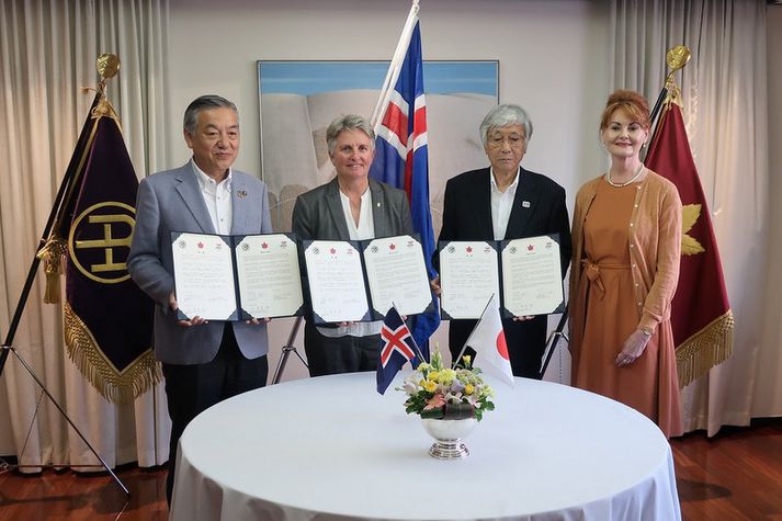 Viljayfirlýsinguna undirrituðu þau Líney Rut Halldórsdóttir, framkvæmdastjóri ÍSÍ, Hiroyuki Abe, borgarstjóri Tama City og Hideo Osawa, stjórnarformaður Kokushikan háskólans.Elín Flygering, sendiherra Íslands í Japan er með þeim á myndinni.