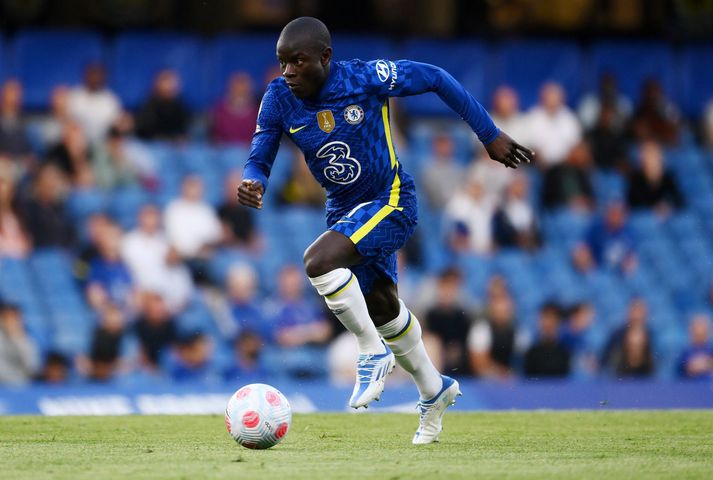 Ngolo Kante á ferðinni með boltann í leik Chelsea og Leicester City á Stamford Bridge í gær.