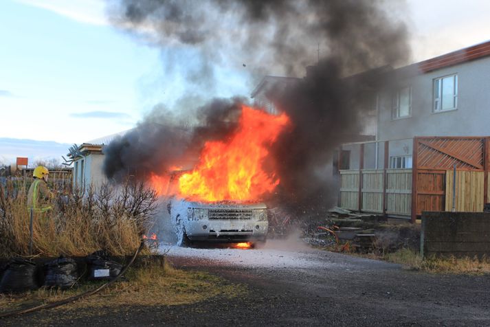 Frá vettvangi í morgun. Mildi þykir að eldurinn skuli ekki ná í nærliggjandi hús.