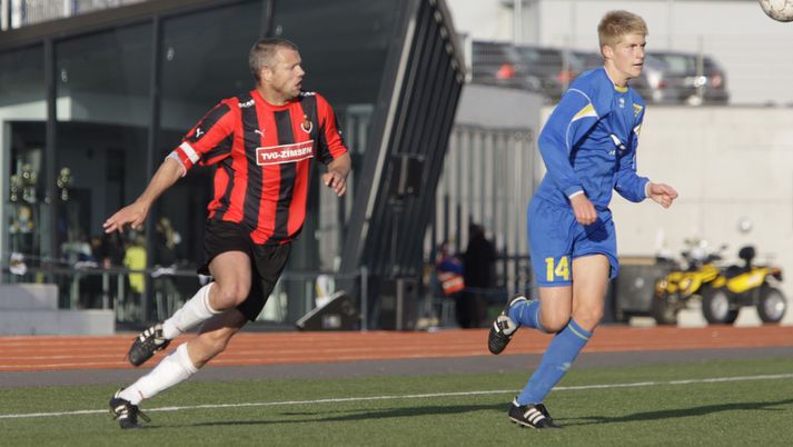 Viggó, til hægri, í leik gegn Víkingi árið 2010.