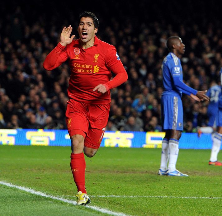 Suarez fagnar marki sínu gegn Chelsea.