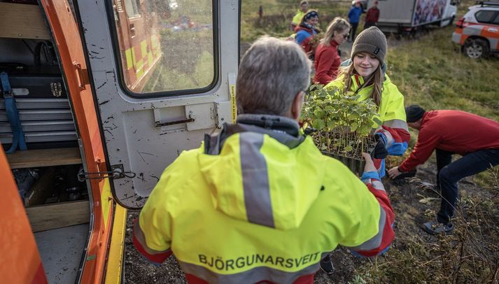 Snóbílar voru notaðir til að flytja bæði plöntur og mannskap.