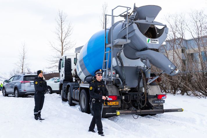 Lögregluþjónar við steypubílinn hjá Kleppsvegi í dag.