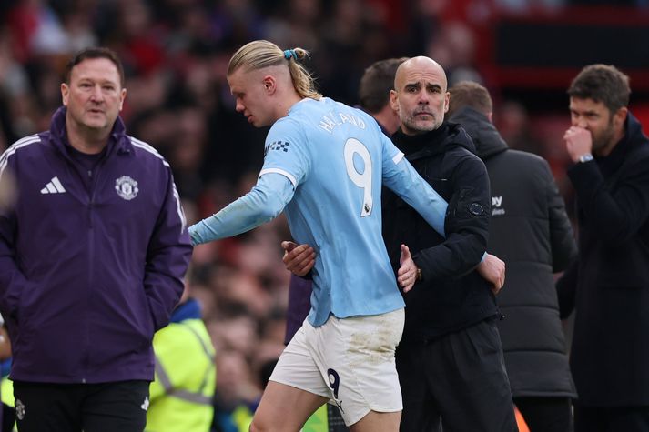 Pep Guardiola með Erling Haaland of Manchester City í tapleiknum á móti Manchester United um síðustu helgi.