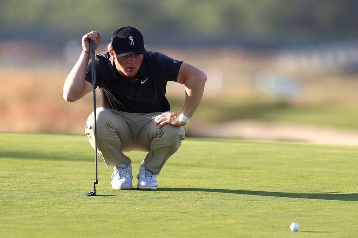 Gunnlaugur Árni Sveinsson virðir fyrir sér pútt á Shinnecock Hills-golfvellinum.