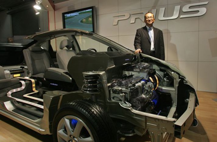 Framkvæmdastjóri Toyota stendur stoltur við hlið nýjustu árgerðarinnar af Prius tvinnbíl.