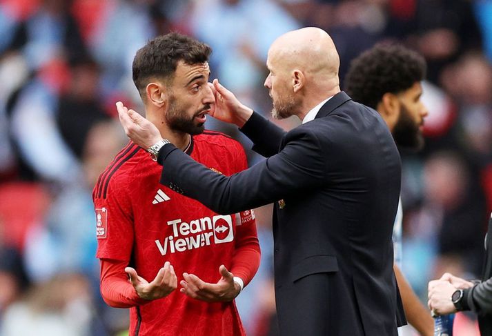 Erik ten Hag fer yfir málin mðe Bruno Fernandes á Wembley á sunnudaginn.