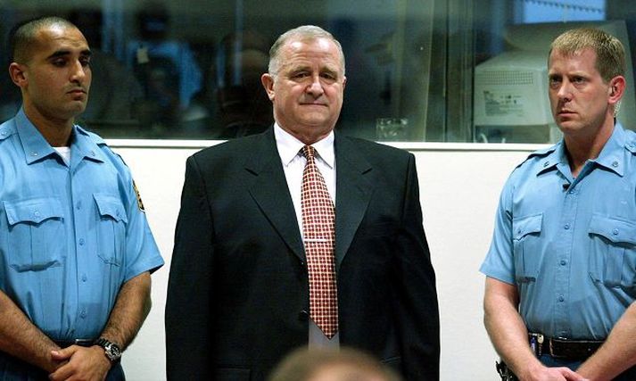 Dragoljub Ojdanic. Serbneski hershöfðinginn fyrrverandi fyrir dómstólnum í Haag árið 2002.